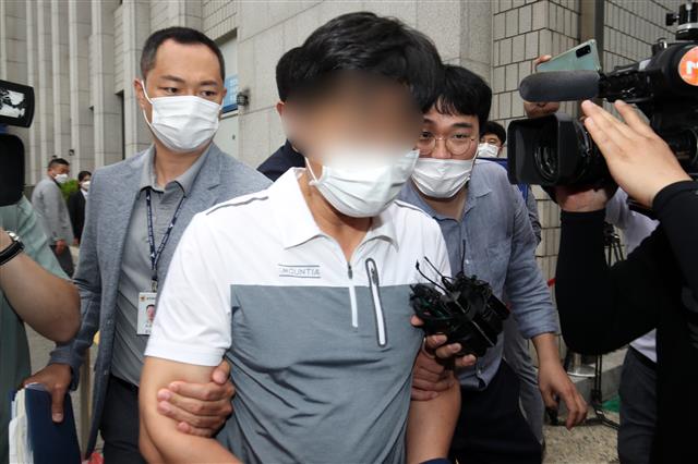 17명의 사상자가 발생한 광주 동구 학동4구역 재개발건물 붕괴 참사와 관련해 업무상과실치사상 혐의 등으로 구속영장이 신청된 철거 공사 굴착기 기사가 17일 오전 구속 전 피의자 심문을 받은 뒤 광주지방법원을 나서고 있다.  2021.6.17 뉴스1