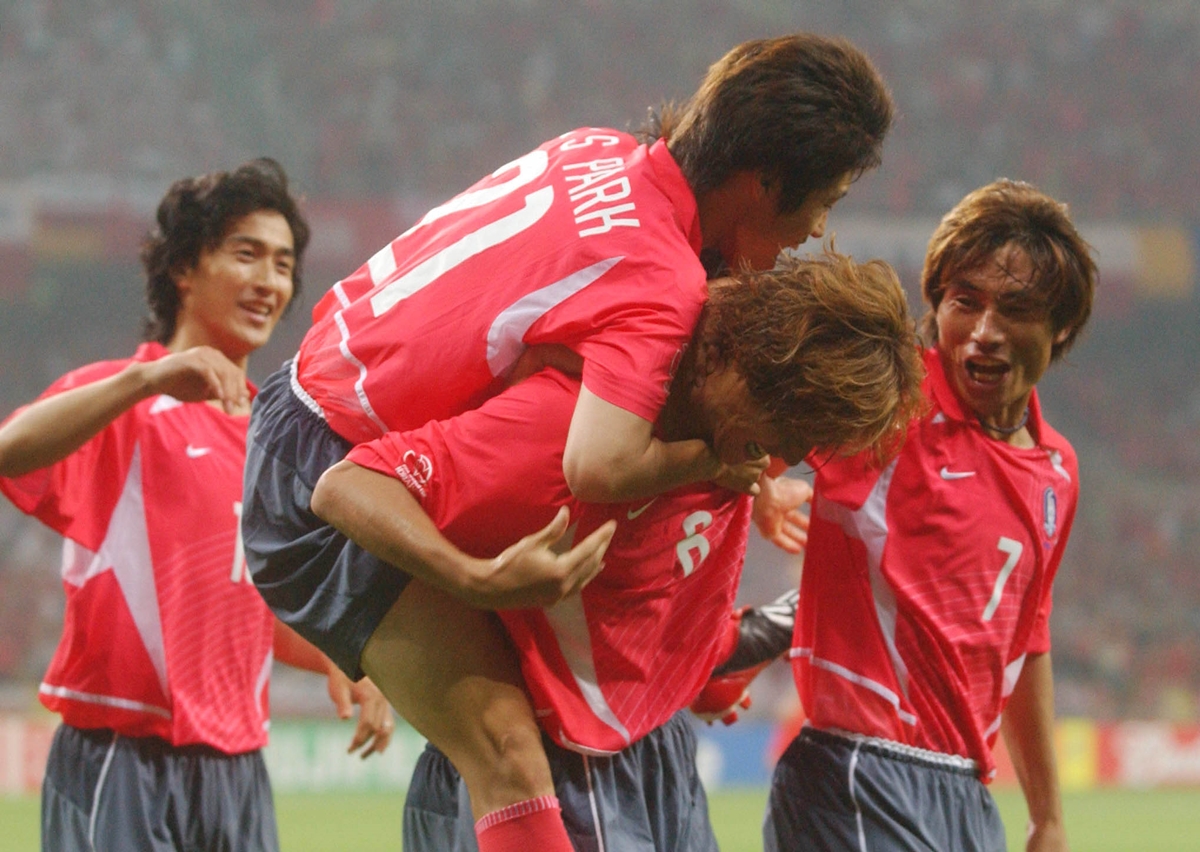 2002년 6월 4일 부산에서 열린 폴란드와의 경기가 끝난 후 박지성, 유상철등이 뒤엉켜 48년만의 첫 승리를 기뻐하고 있다.  연합뉴스