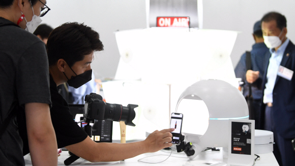 17일 서울 강남구 코엑스에서 열린 제30회 서울국제사진영상전에서 방문객이 사진 영상 기자재를 살펴보고 있다. 2021.6.17 박윤슬 기자 seul@seoul.co.kr