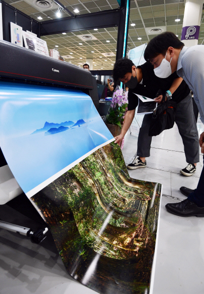 17일 서울 강남구 코엑스에서 열린 제30회 서울국제사진영상전에서 방문객이 사진 영상 기자재를 살펴보고 있다. 2021.6.17 박윤슬 기자 seul@seoul.co.kr