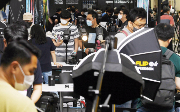 17일 서울 강남구 코엑스에서 열린 제30회 서울국제사진영상전에서 방문객이 사진 영상 기자재를 살펴보고 있다. 2021.6.17 박윤슬 기자 seul@seoul.co.kr