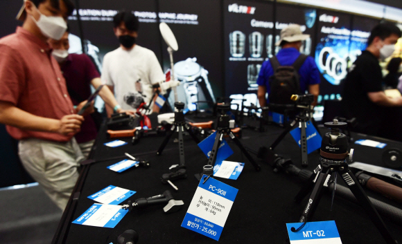 17일 서울 강남구 코엑스에서 열린 제30회 서울국제사진영상전에서 방문객이 사진 영상 기자재를 살펴보고 있다. 2021.6.17 박윤슬 기자 seul@seoul.co.kr