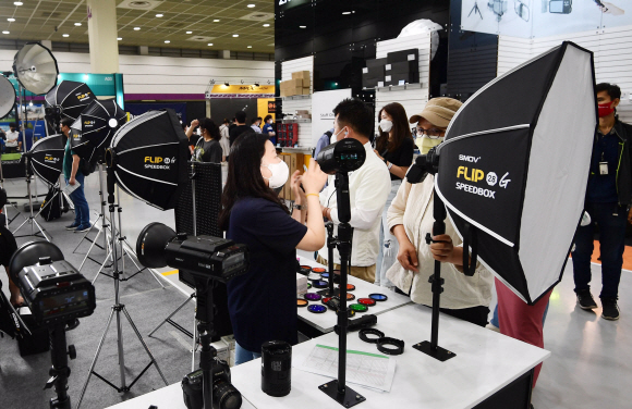 17일 서울 강남구 코엑스에서 열린 제30회 서울국제사진영상전에서 방문객이 사진 영상 기자재를 살펴보고 있다. 2021.6.17 박윤슬 기자 seul@seoul.co.kr