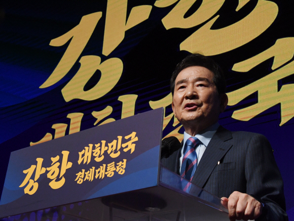 더불어 민주당 정세균 전총리가 17일 오후 서울 상암동 누리꿈스퀘어에서 대통령선거 출마선언을 하고 있다. 2021. 6. 17  김명국 선임기자 daunso@seoul.co.kr