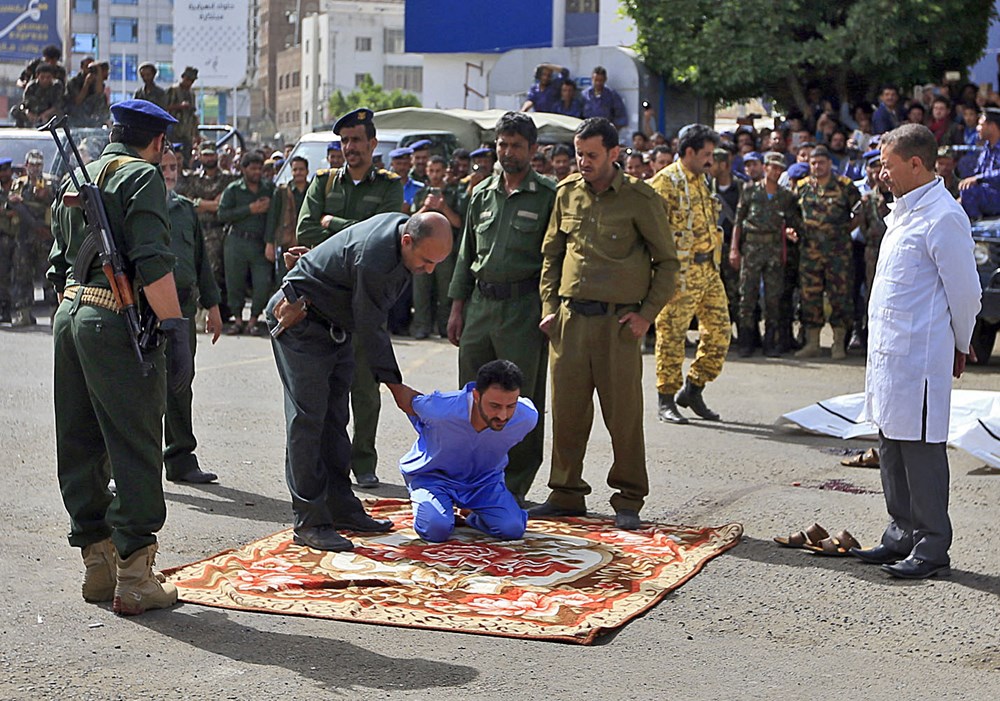 사형 집행을 위해 광장에 나와 무릎꿇은 한 죄수의 모습. 사진=AFP 연합뉴스