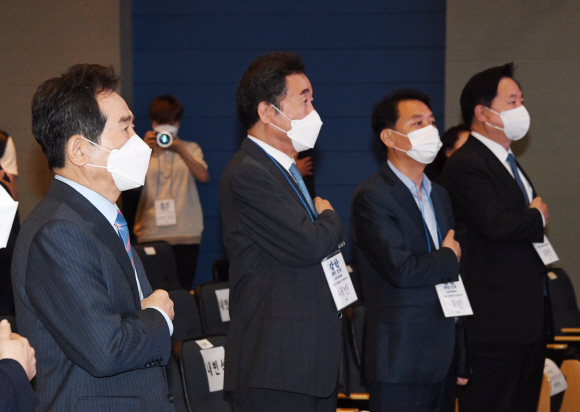 더불어 민주당 정세균 전총리가 17일 오후 서울 상암동 누리꿈스퀘어에서 대통령선거 출마선언식에서 국민의례를 하고 있다. 왼쪽부터 정전총리,이낙연 전총리, 이광재의원, 김두관의원.  2021. 6. 17  김명국 선임기자 daunso@seoul.co.kr