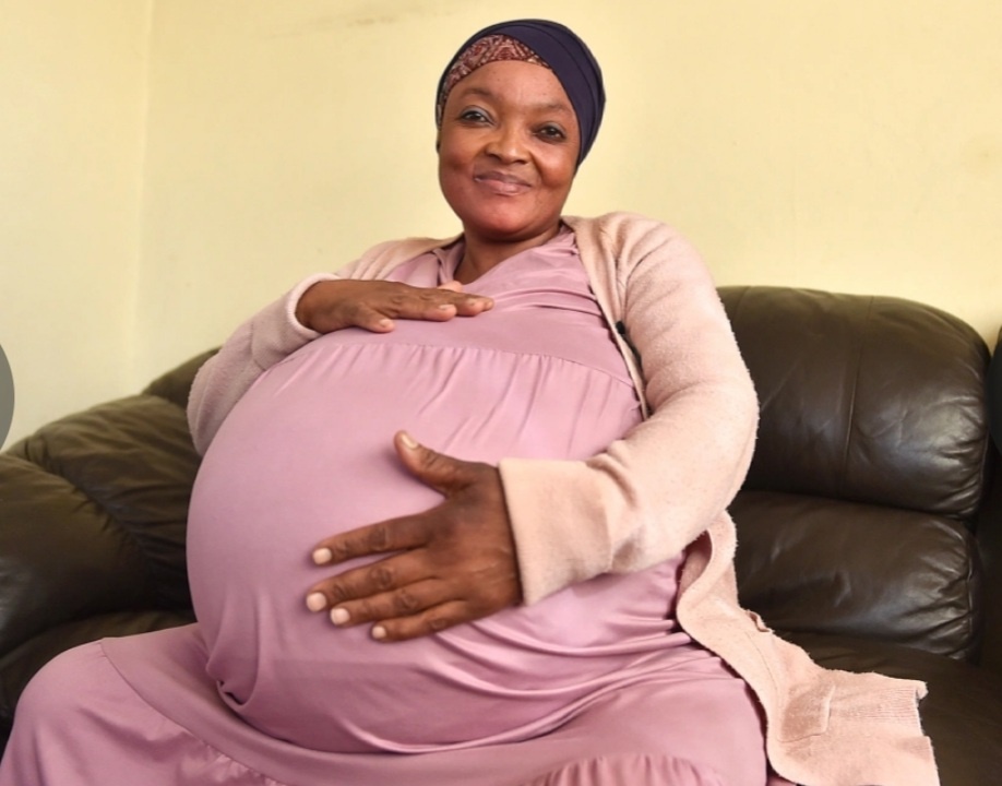 무려 열 쌍둥이를 출산해 전 세계를 놀라게 한 남아프리카공화국의 30대 여성이 가짜 출산 의혹에 휩싸였다. ‘더 선’ 보도 캡처 