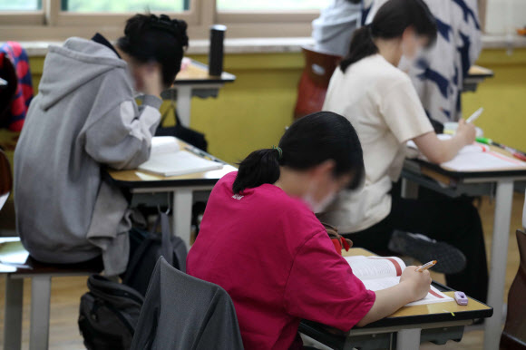 2022학년도 대학수학능력시험의 첫 모의평가가 실시된 지난 3일 서울의 한 고등학교에서 학생들이 시험 시작 전 공부를 하고 있는 모습. 연합뉴스