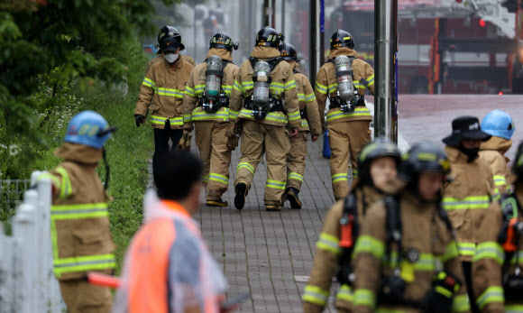 화재 진압 작업 위해 이동하는 소방관들