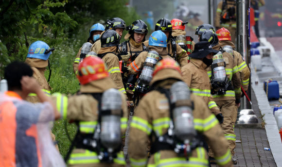 화재 진압 작업 위해 이동하는 소방관들