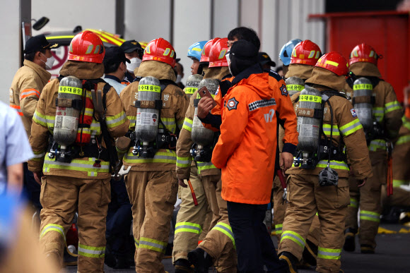 화재 진압 계속하는 소방관들