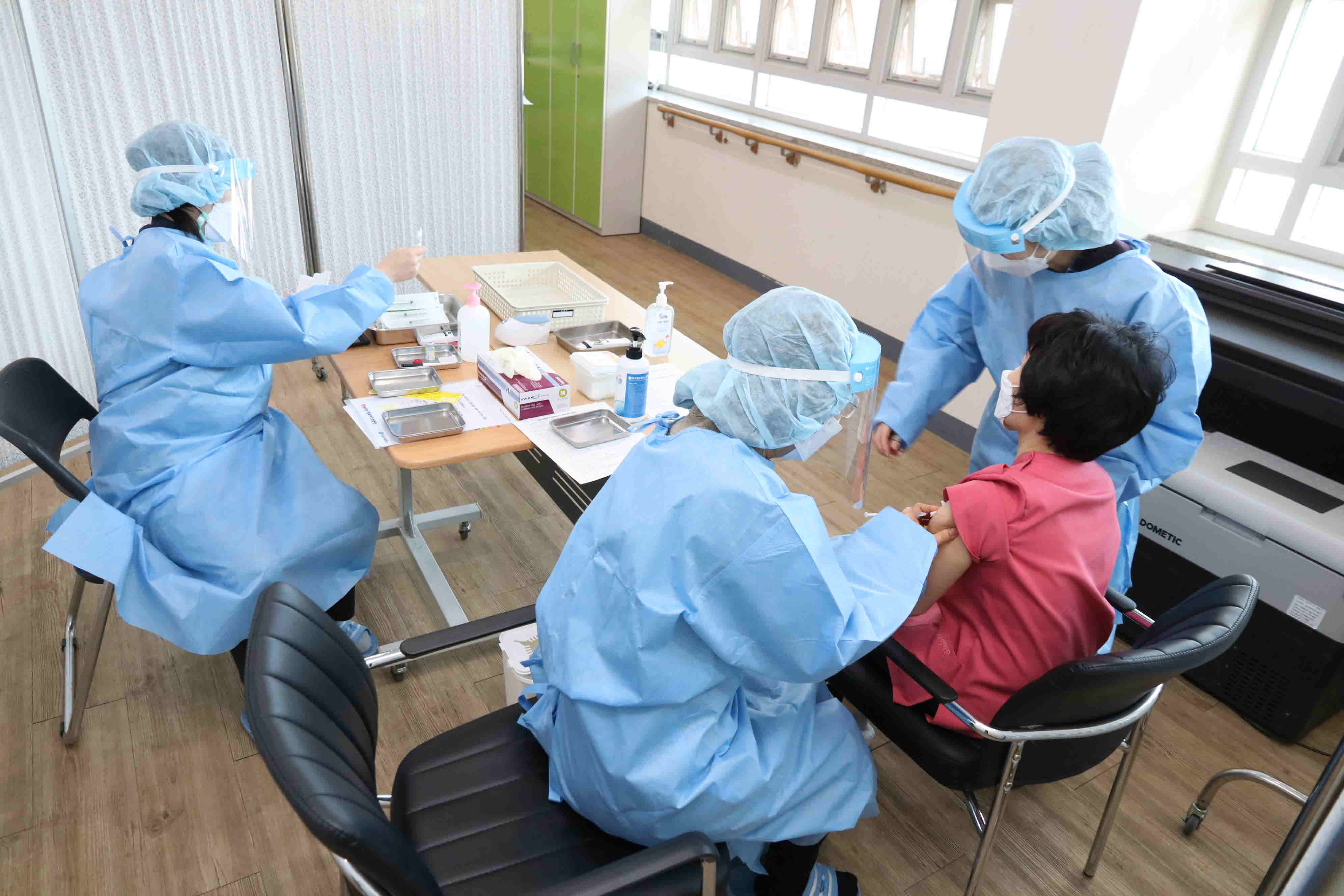 서울 자치구들이 코로나19 백신 접종을 독려하기 위해 자체적인 인센티브를 마련하고 있다. 사진은 구로구의 한 주민이 백신을 맞는 모습. 구로구 제공 