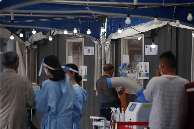 18일 오전 서울 중구 서울역광장에 마련된 신종 코로나바이러스 감염증(코로나19) 임시 선별검사소에서 검사가 진행되고 있다. 2021.6.18 뉴스1