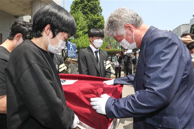 ‘비통한 마음’