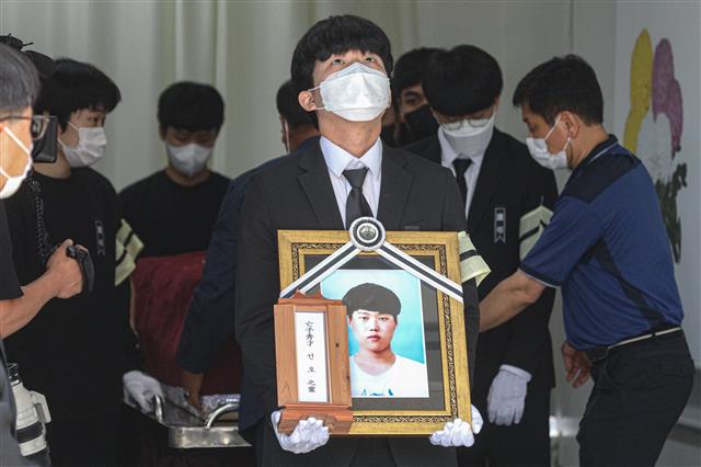 침묵 속 엄수되는 고 이선호 씨 발인식