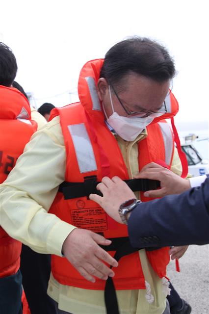 구명조끼 착용하는 김부겸 총리
