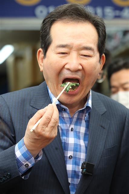 서문시장 부침개 맛보는 정세균 전 총리