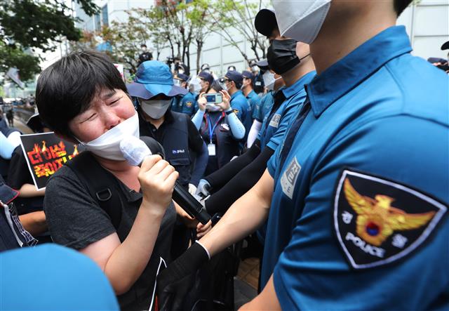 눈물로 호소하는 고 장덕준씨의 어머니