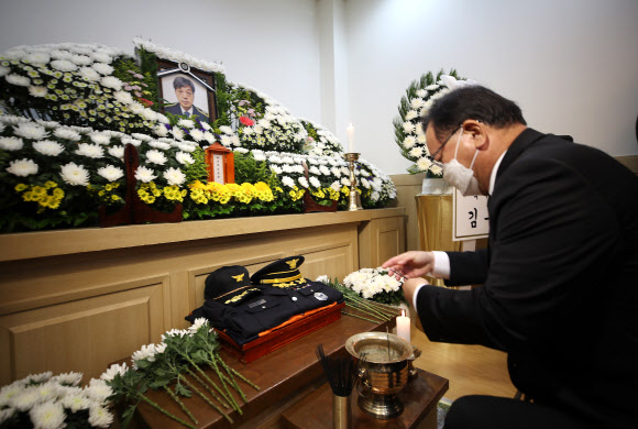 김부겸 총리, 화재 진압 중 숨진 소방관 빈소 조문