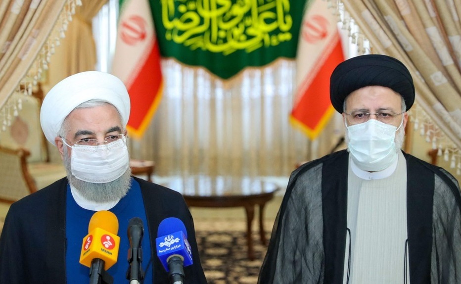 라이시 당선인 만난 로하니(좌) 이란 대통령. 사진=AFP 연합뉴스