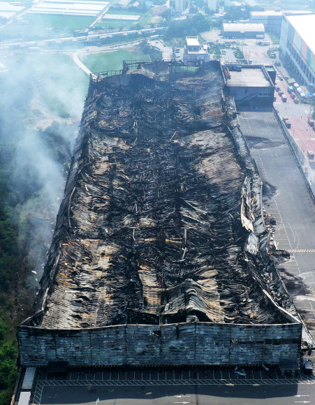 폭격 맞은 듯한 쿠팡 덕평물류센터