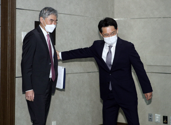 노규덕 한반도평화교섭본부장(오른쪽)와 성 김 미국 대북특별대표가 21일 서울 중구 롯데호텔에서 열린 한미 북핵 수석대표 협의에서 만나 인사하고 있다. /2021. 6. 21 사진공동취재단