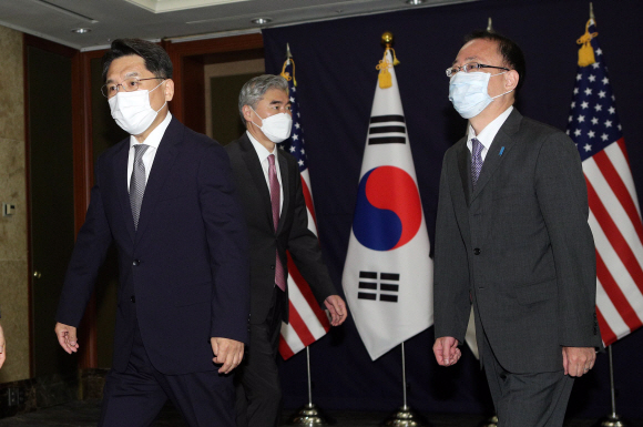 노규덕 한반도평화교섭본부장(왼쪽부터)와 성 김 미국 대북특별대표, 후나코시 다케히로 일본 외무성 아시아대양주국장이 21일 서울 중구 롯데호텔에서 열린 한미일 북핵 수석대표 협의에서 기념촬영을 마친 뒤 자리로 향하고 있다. 2021. 6. 21 사진공동취재단