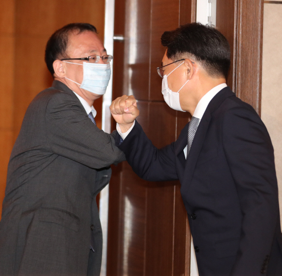 노규덕 외교부 한반도평화교섭본부장과 일본의 북핵수석대표인 후나코시 다케히로(船越健裕) 외무성 아시아대양주국장이 21일 오후 서울 롯데호텔에서 열린 한일북핵 수석대표 회담에서 인사하고 있다. 2021.6.21 사진공동취재단