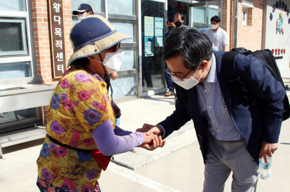 서산서 어민과 악수하는 김동연 전 경제부총리