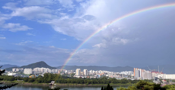 21일 오후 강원 춘천시 도심 하늘에 소나기가 내린 뒤 무지개가 떠 있다. 2021.6.21  연합뉴스