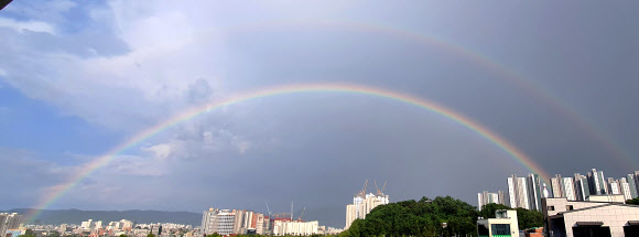 21일 오후 강원 춘천시 도심 하늘에 소나기가 내린 뒤 쌍무지개가 떠 있다. 2021.6.21  연합뉴스
