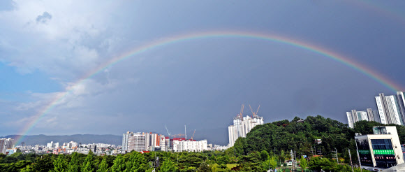 21일 오후 강원 춘천시 도심 하늘에 소나기가 내린 뒤 무지개가 떠 있다. 2021.6.21  연합뉴스