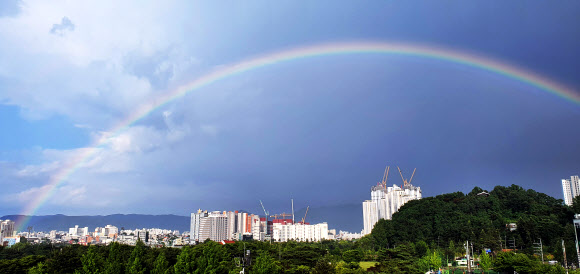 21일 오후 강원 춘천시 도심 하늘에 소나기가 내린 뒤 무지개가 떠 있다. 2021.6.21  연합뉴스