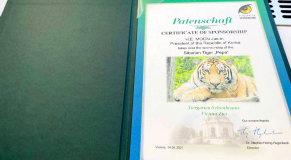 문재인 대통령은 21일 SNS을 통해 오스트리아 국빈방문 당시 쿠르츠 총리로부터 쇤부른 궁 동물원에 입주한 호랑이의 후원자로 지정됨을 밝히며, 호랑이 후원증서와 후원자에게 주는 동물원 무료입장권을 공개했다. 사진은 호랑이 후원증서 모습. 2021.6.21  청와대 제공