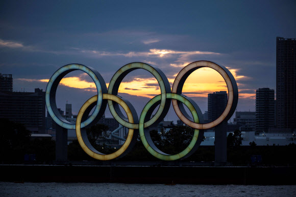 일본 도쿄 오다이바에 세워진 올림픽 오륜기 상징 조형물.  AFP 연합뉴스