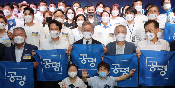 210622 공명포럼 출범식 22일 여의도 글래드호텔에서 이재명 경기지사 지지자 15만여명이 발기인으로 참여하는 ‘공명포럼’출범식이 열린 가운데 이지사와 참석자들이 기념촬영을 하고 있다.2021. 6. 22 김명국 선임기자 daunso@seoul.co.kr