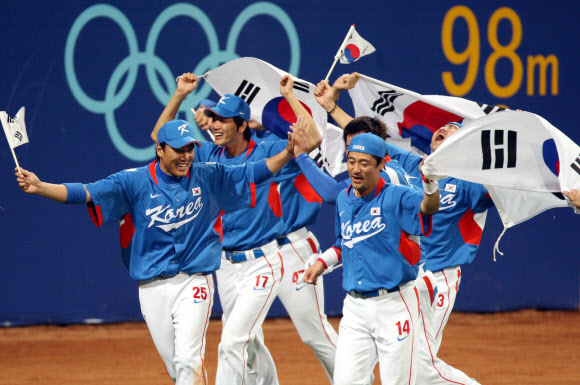 한국 야구 대표팀이 지난 2008년 베이징올림픽 야구 결승전에서 쿠바를 꺾고 금메달을 차지한 후 태극기를 휘날리며 기뻐하는 모습. 연합뉴스