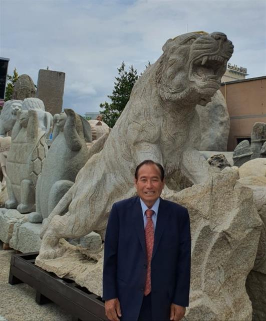 박 관장은 어린이동물공원를 짓기 위해 각종 동물 조각상도 수집하고 있다. 사진은 2.9m 크기의 호랑이 조각상.