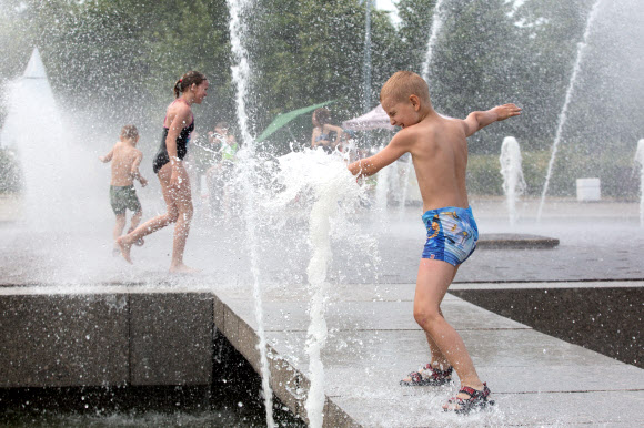 사람들이 22일(현지시간) 러시아 상트 페테르부르크의 한 공원에서 물놀이를 하며 즐거운 시간을 보내고 있다. 최근 며칠 동안 상트 페테르부르크에 최고 기온이 섭씨 30도를 넘는 폭염이 이어지고 있다. 신화 연합뉴스