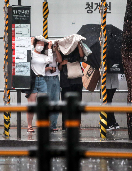 도심 소나기 피하는 시민들