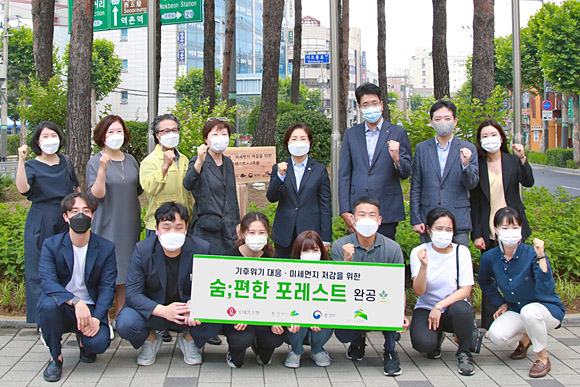 롯데홈쇼핑 관계자 등이 서울 은평구에 두 번째 ‘숨;편한 포레스트’를 완공한 뒤 기념 촬영을 하고 있다. 롯데홈쇼핑 제공