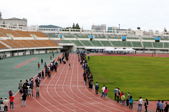 코로나19 검사 기다리는 포항시민