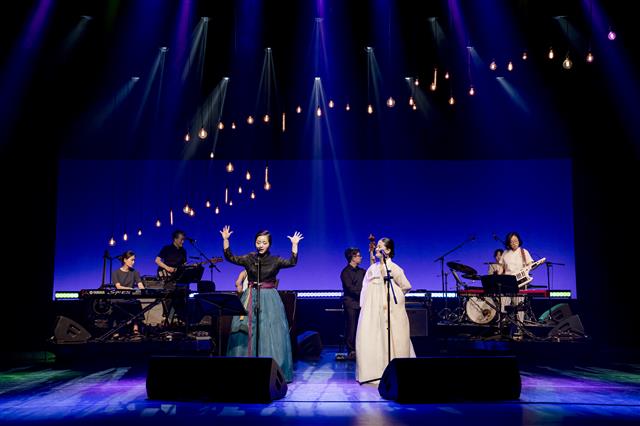 전통을 소재로 한 우리 음악의 새롭고 다양한 실험이 서울 국립극장 여우락(樂) 페스티벌에서 펼쳐진다. 전자음악과 재즈로 전통을 재해석한‘나와 일로’. 국립극장 제공