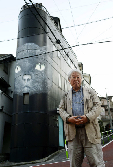 일본 도쿄도 분쿄구에 위치한 자신의 서재 겸 집필 공간인 ‘고양이 빌딩’ 앞에서 기념촬영을 한 생전의 다치바나 다카시. 교도 연합뉴스