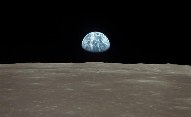 전체 우주공간에서 지구의 존재는 칼 세이건이 말한 것처럼 ‘창백한 푸른 점’일 뿐이다. 사진은 달에서 바라본 지구의 모습. 미국항공우주국(NASA) 제공