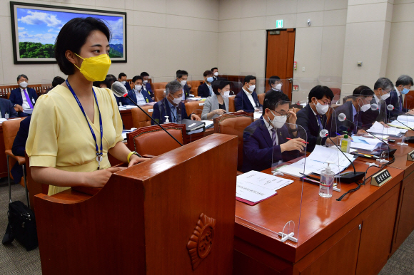 정의당 류호정 의원이 24일 국회에서 열린 환경노동위원회 전체회의에서 법률안 제안설명을 하고 있다. 2021. 6. 24 김명국 선임기자 daunso@seoul.co.kr