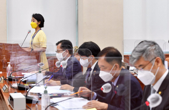 24일 국회에서 열린 환경노동위원회 전체회의가 열리고 있다.정의당 류호정 의원이  법률안 제안설명을 하고 있다. 2021. 6. 24 김명국 선임기자 daunso@seoul.co.kr