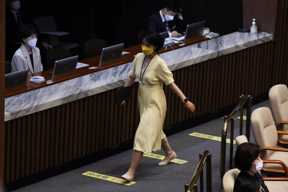정의당 류호정 의원이 24일 서울 여의도 국회 본회의장에서 열린 교육?사회?문화분야 대정부질문에서 회의장을 나서고 있다. 2021. 6. 24 김명국 선임기자 daunso@seoul.co.kr