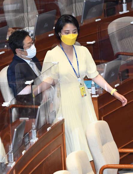류호정 정의당 의원이 24일 오후 서울 여의도 국회에서 열린 제388회(임시회) 제5차 본회의에 참석하고 있다.2021. 6. 24 김명국 선임기자 daunso@seoul.co.kr