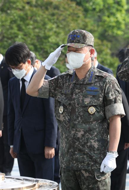 호국영령 기리는 원인철 합참의장